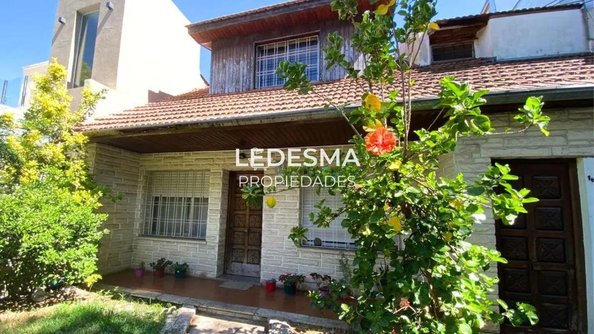 CASA EN VENTA 6 AMBIENTES CON COCHERA Y FONDO LIBRE VICENTE LOPEZ APTO CREDITO BANCARIO 2