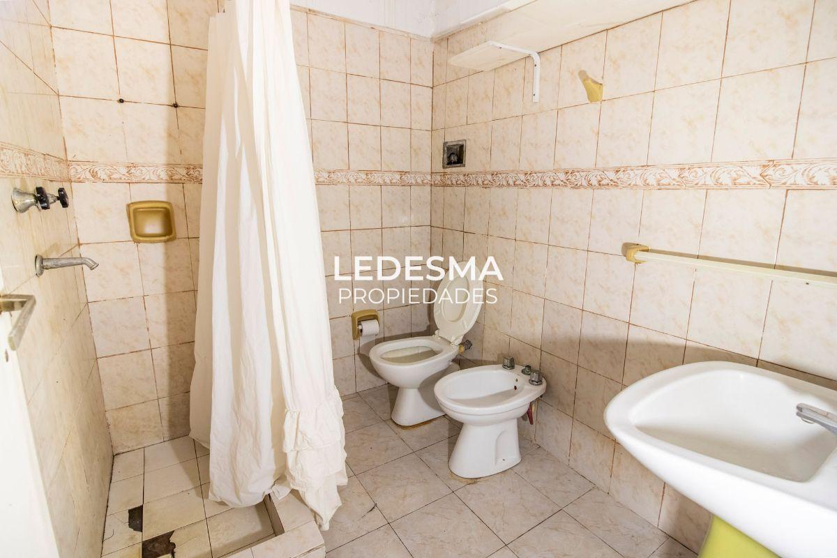 Foto de CASA EN VENTA 6 AMBIENTES A REFACCIONAR CON AMPLIO LOTE DE TERRENO, imagen 5