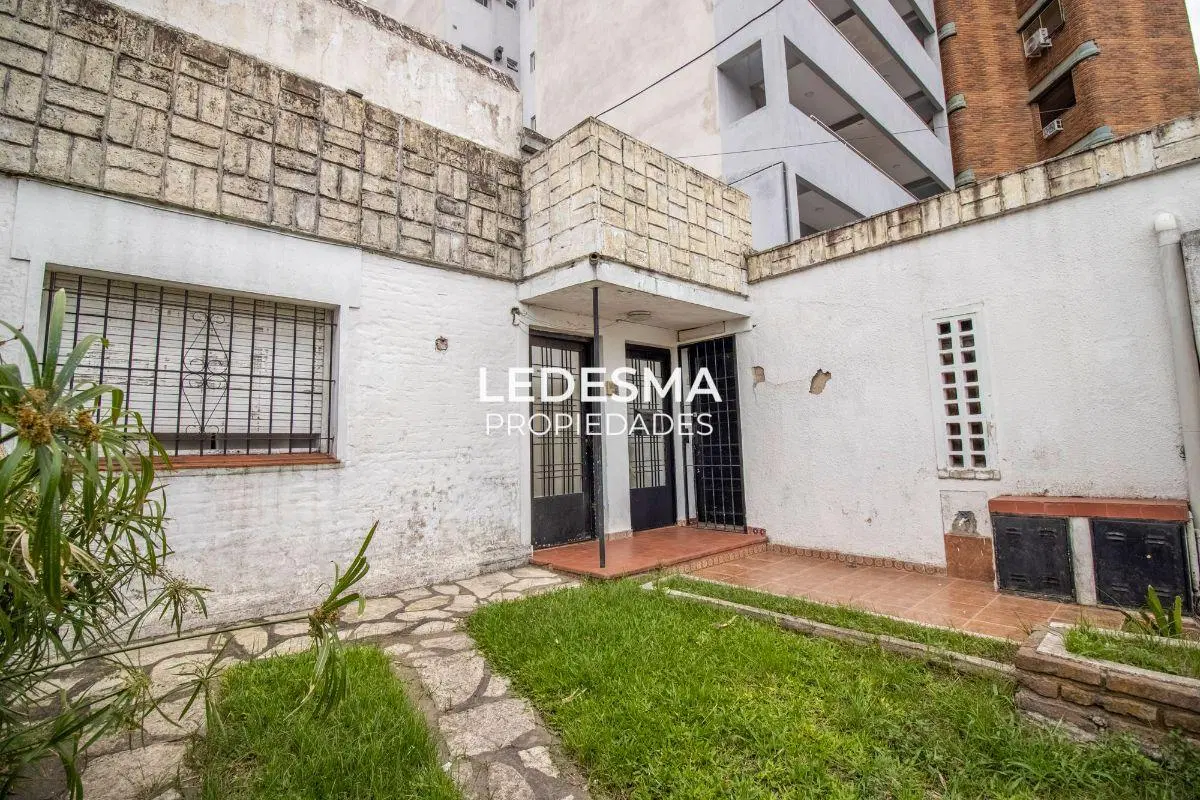 CASA EN VENTA 6 AMBIENTES A REFACCIONAR CON AMPLIO LOTE DE TERRENO MORON CENTRO IDEAL INVERSOR 3