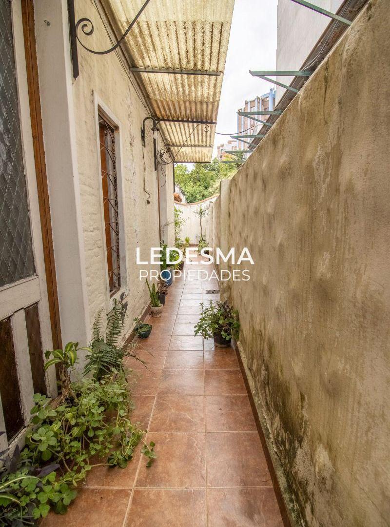 Foto de CASA EN VENTA 6 AMBIENTES A REFACCIONAR CON AMPLIO LOTE DE TERRENO, imagen 2