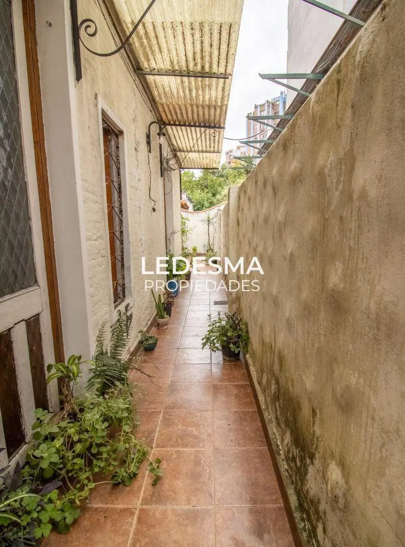 CASA EN VENTA 6 AMBIENTES A REFACCIONAR CON AMPLIO LOTE DE TERRENO MORON CENTRO IDEAL INVERSOR 2