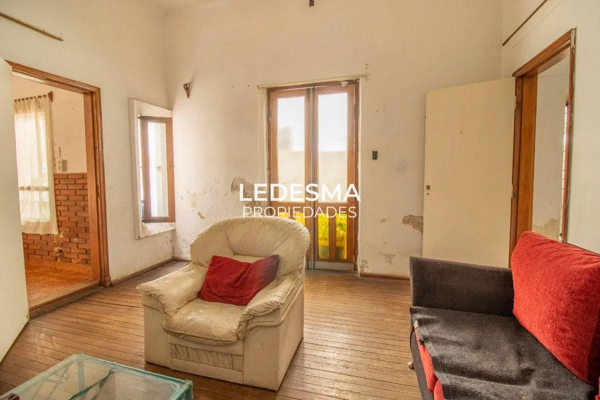 CASA EN VENTA 6 AMBIENTES A REFACCIONAR CON AMPLIO LOTE DE TERRENO MORON CENTRO IDEAL INVERSOR 4