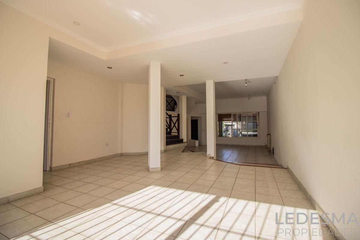 Foto de .VENTA CASA 6 AMBIENTES CON COCHERA PISCINA Y FONDO LIBRE CASTELAR, imagen 2