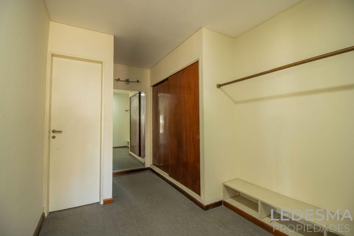Foto de .VENTA CASA 6 AMBIENTES CON COCHERA PISCINA Y FONDO LIBRE CASTELAR, imagen 4