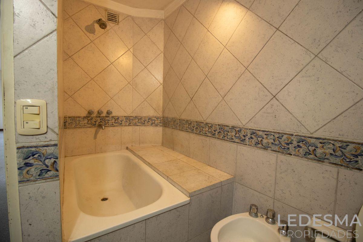 Foto de .VENTA CASA 6 AMBIENTES CON COCHERA PISCINA Y FONDO LIBRE CASTELAR, imagen 1