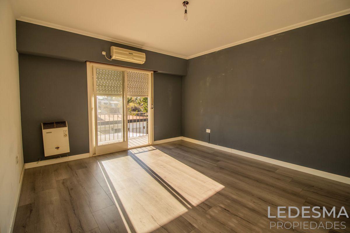 Foto de .VENTA CASA 6 AMBIENTES CON COCHERA PISCINA Y FONDO LIBRE CASTELAR, imagen 5