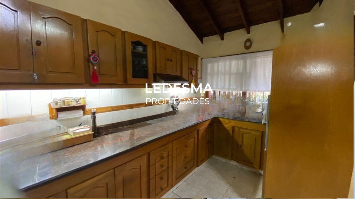 Foto de VENTA CASA 4 AMBIENTES CON AMPLIO LOTE GARAGE PASANTE PISCINA APTO, imagen 1