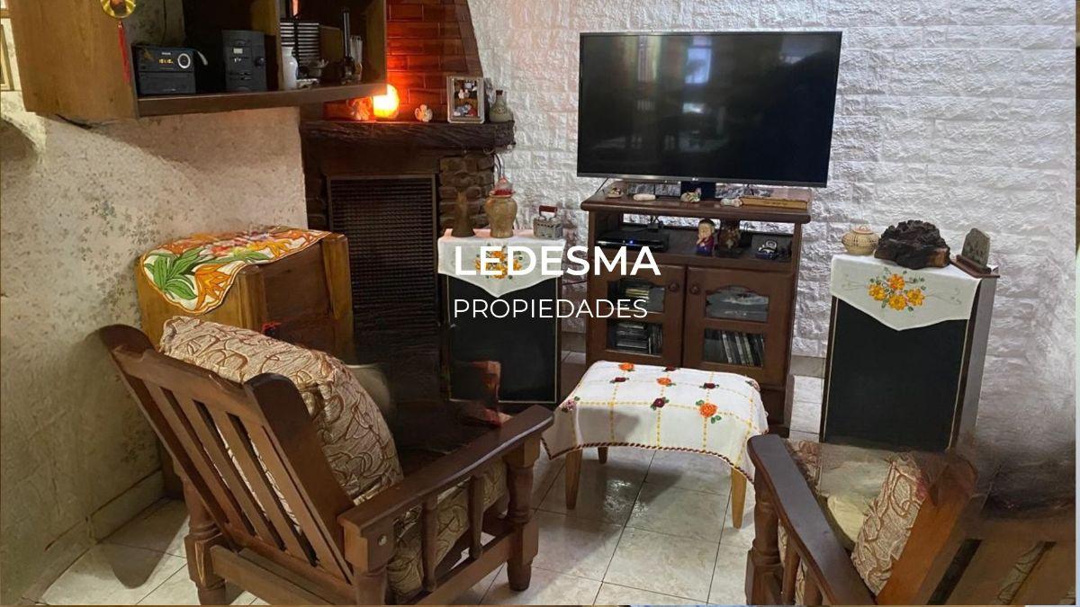 Foto de VENTA CASA 4 AMBIENTES CON AMPLIO LOTE GARAGE PASANTE PISCINA APTO, imagen 2