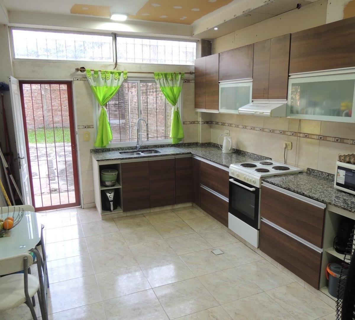 Casa en Venta! 4 Dorm. y Cochera 4