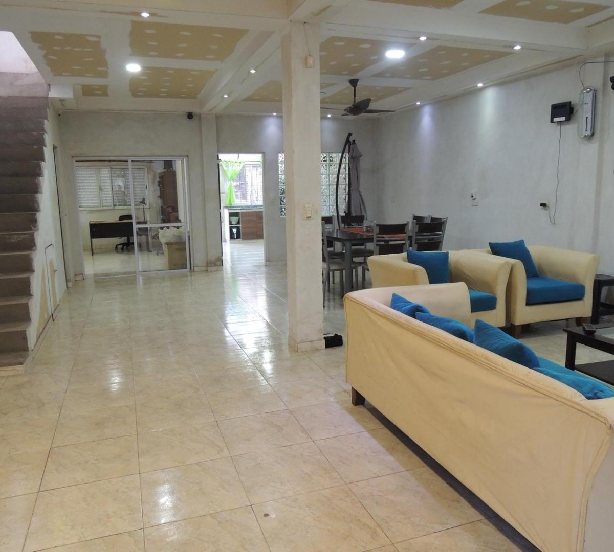 Casa en Venta! 4 Dorm. y Cochera 5