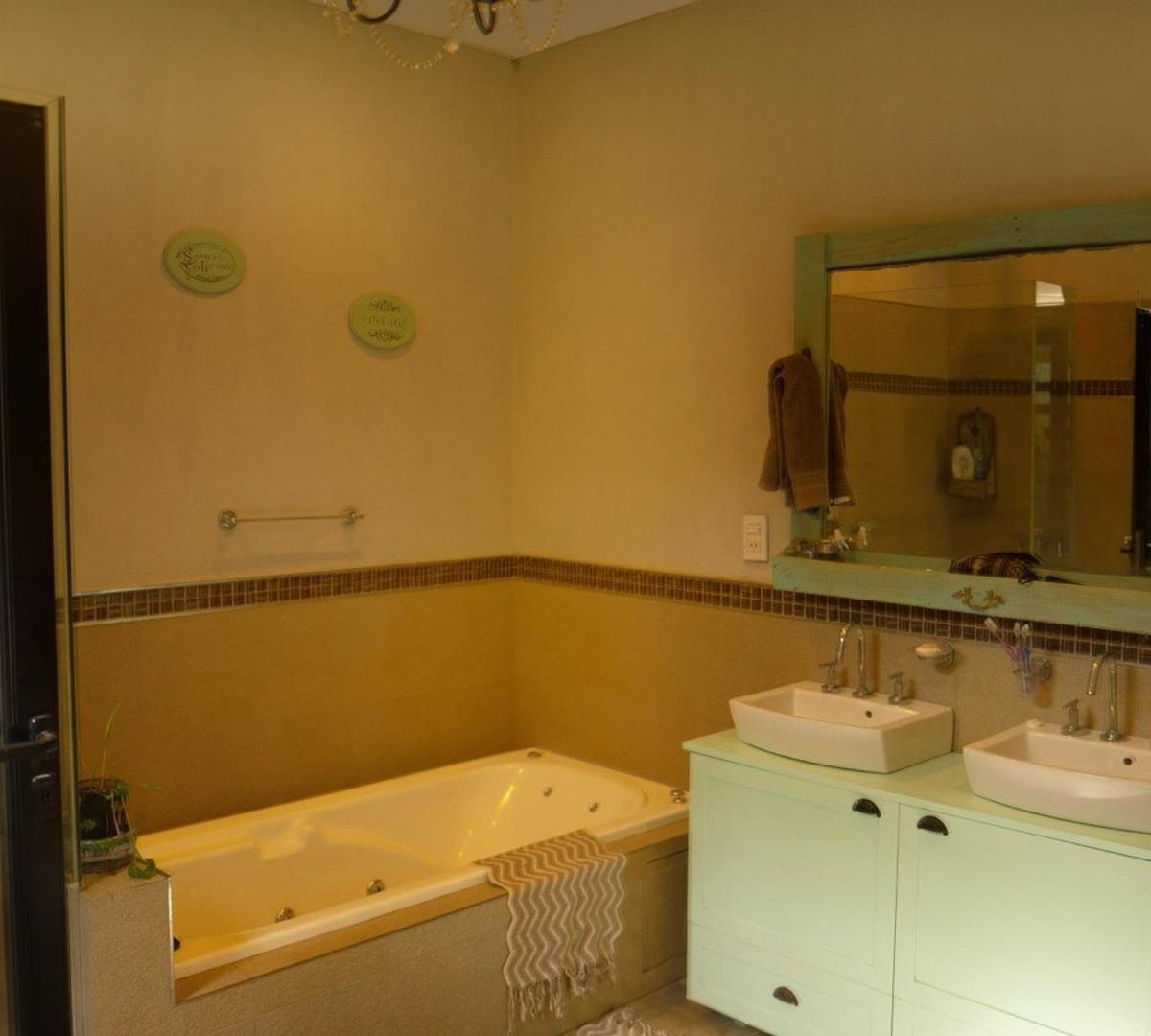 Foto de Venta Casa Moderna! B° Privado La California, imagen 4