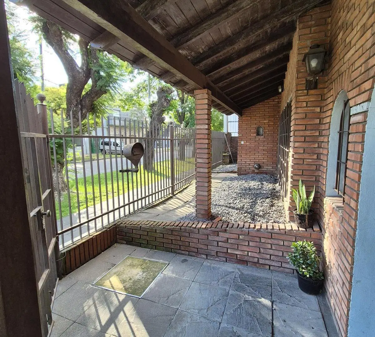 Chalet totalmente independiente de 4 Amb con patio y cochera p 2 autos NUEVO VALOR! 4