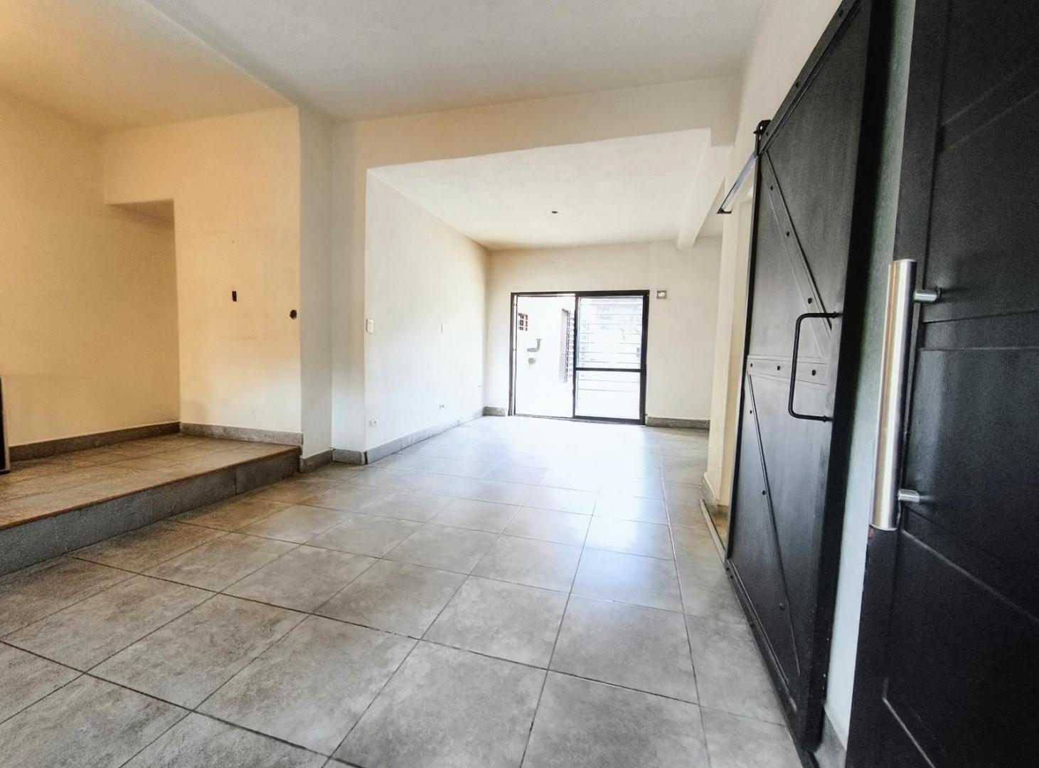 Excelente Casa de Categoría Lote Propio 3 Dormitorios en PB Quincho, Cochera Doble Dep./Oficina