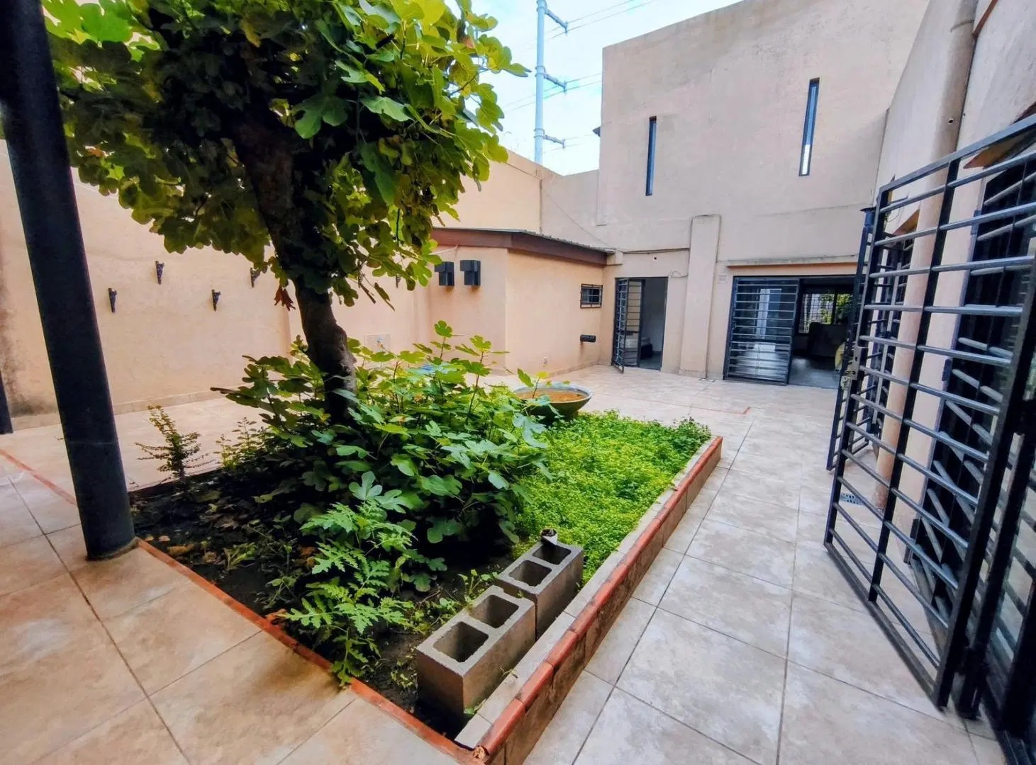 Excelente Casa de Categoría Lote Propio 3 Dormitorios en PB  Quincho, Cochera Doble  Dep./Oficina 3