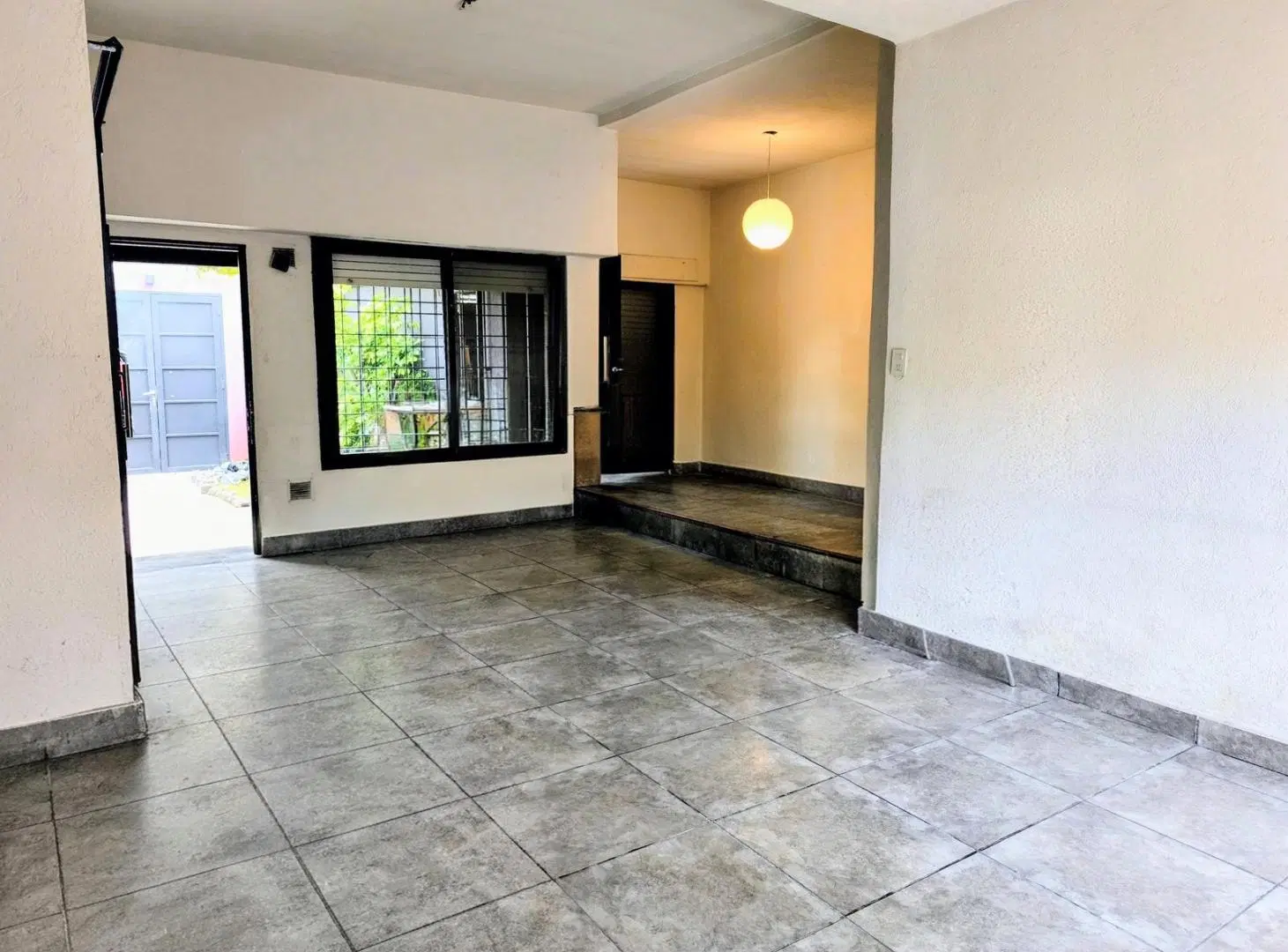 Excelente Casa de Categoría Lote Propio 3 Dormitorios en PB  Quincho, Cochera Doble  Dep./Oficina 5