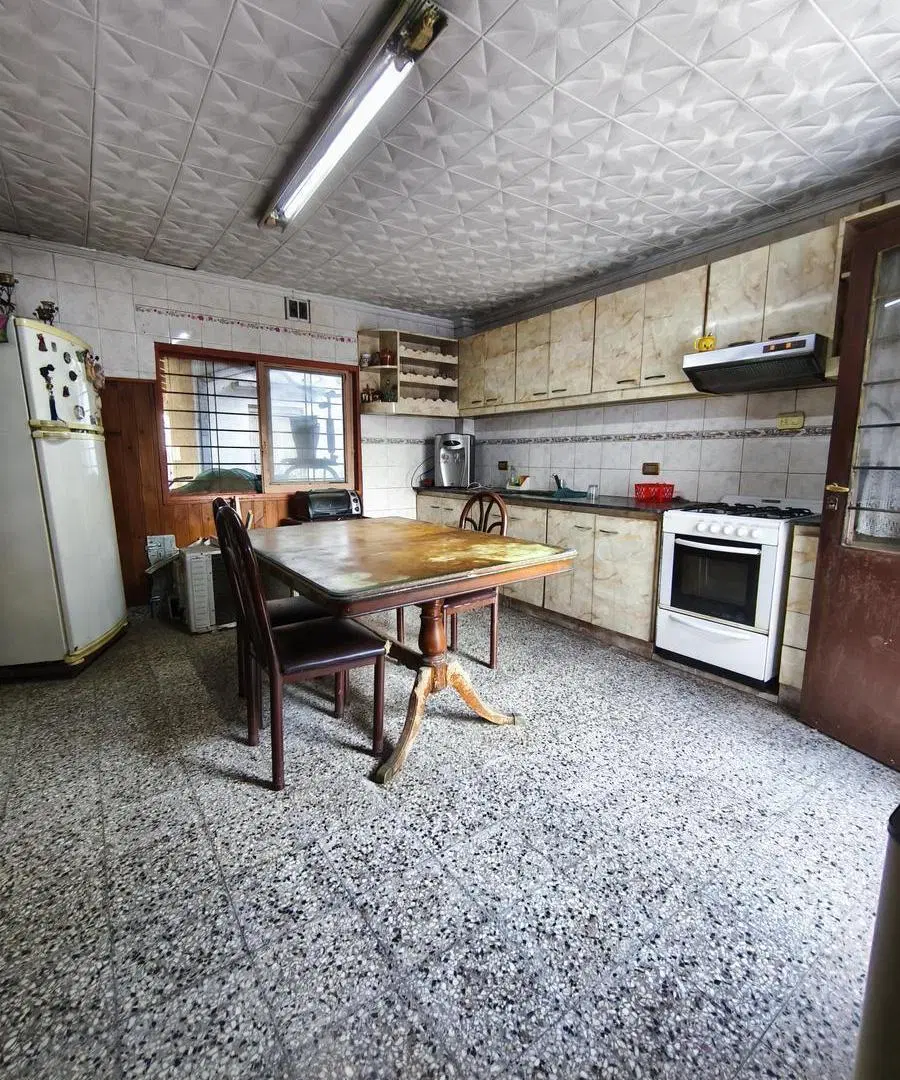 Casa en Venta lote propio de  7.50mts x 40 mts a refaccionar 5 amb con gran potencial p reconvertir 4