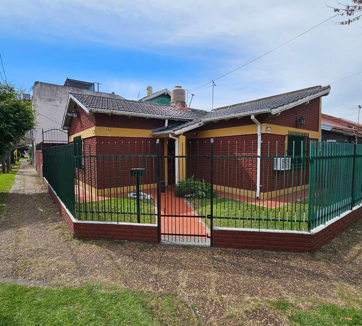Foto de Casa de lote propio en Venta esquina con doble jardín ,apto crédito, imagen 2
