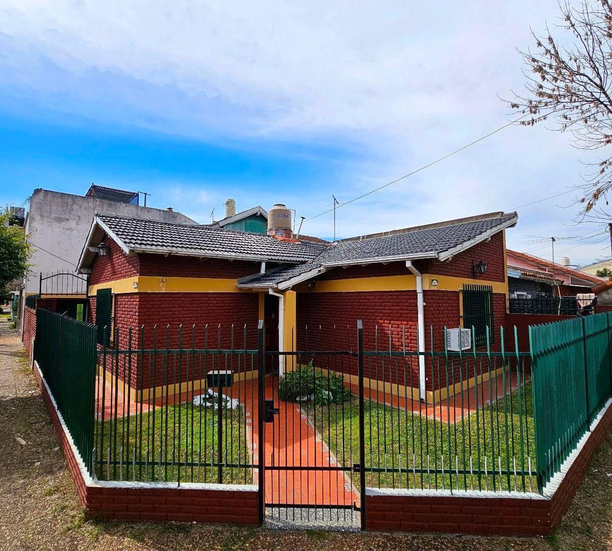 Foto de Casa de lote propio en Venta esquina con doble jardín ,apto crédito, imagen 3