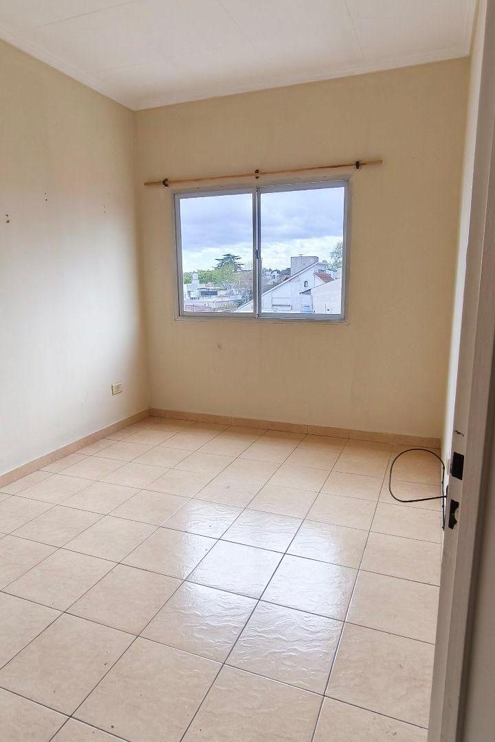 Foto de DEPARTAMENTO 3 AMB SEMIPISO CON BALCÓN A 2 CUADRAS DE ESTACIÓN MALAVER, imagen 5