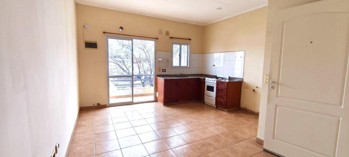 Foto de DEPARTAMENTO 3 AMB SEMIPISO CON BALCÓN A 2 CUADRAS DE ESTACIÓN MALAVER, imagen 1