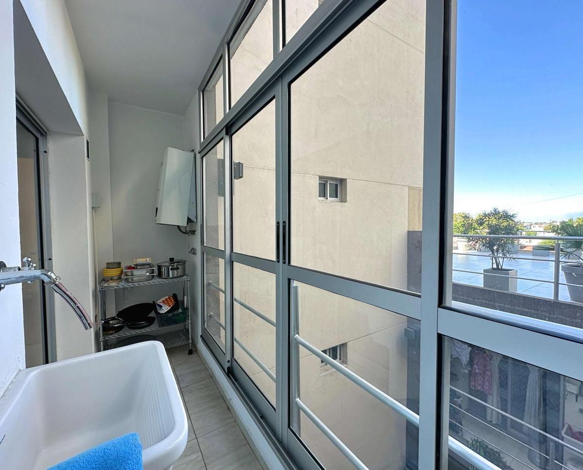 Departamento de 2 Ambientes con Balcon, Terraza y Cochera 2