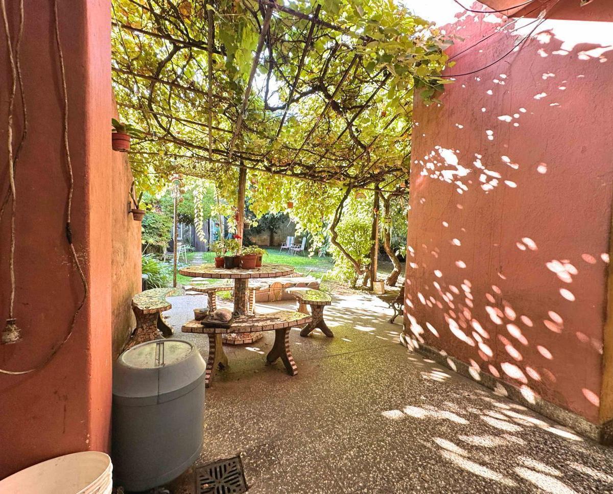 Casa de 3 ambientes con parque + 2 Locales