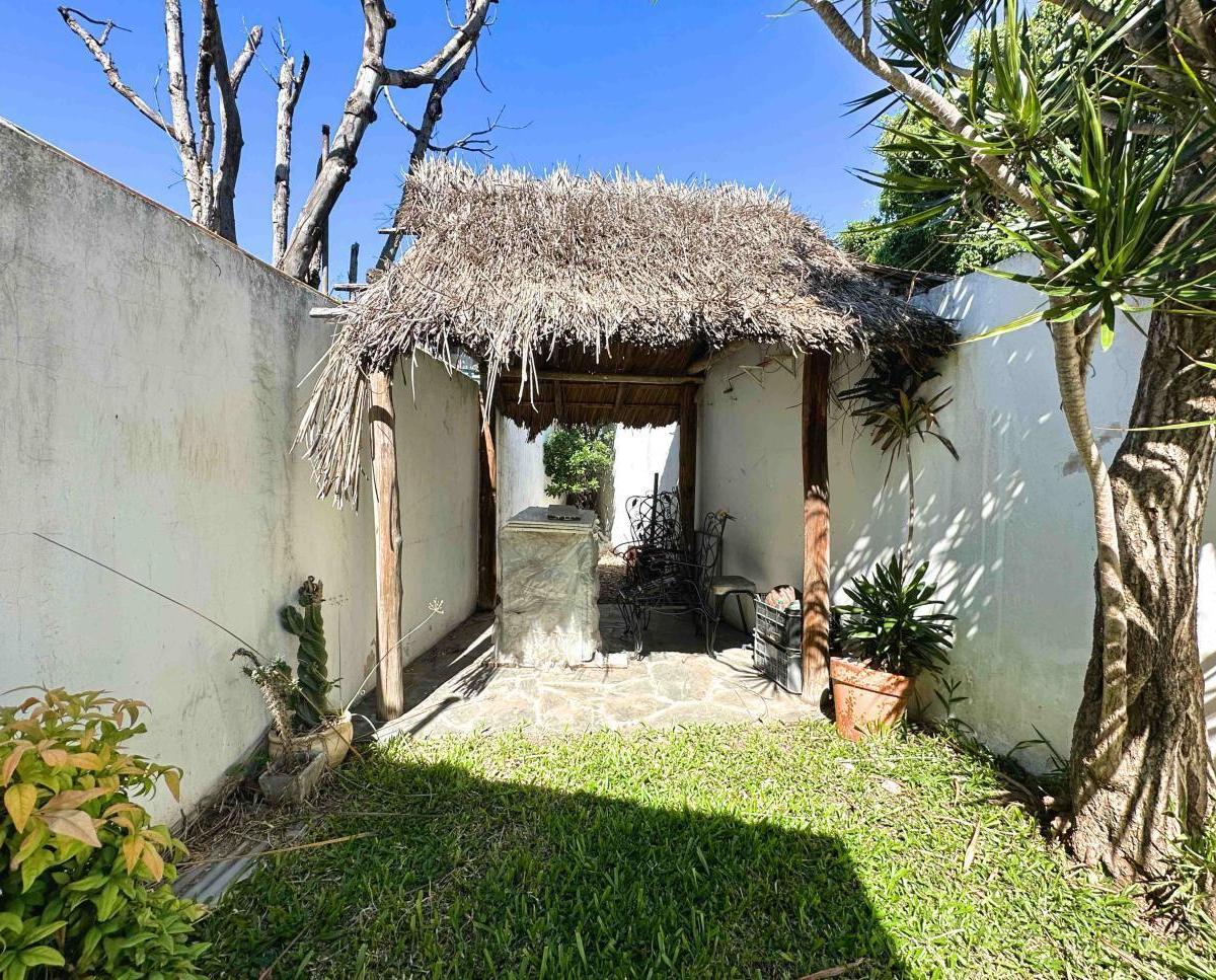 Casa de 3 ambientes con patio, jardin y garage