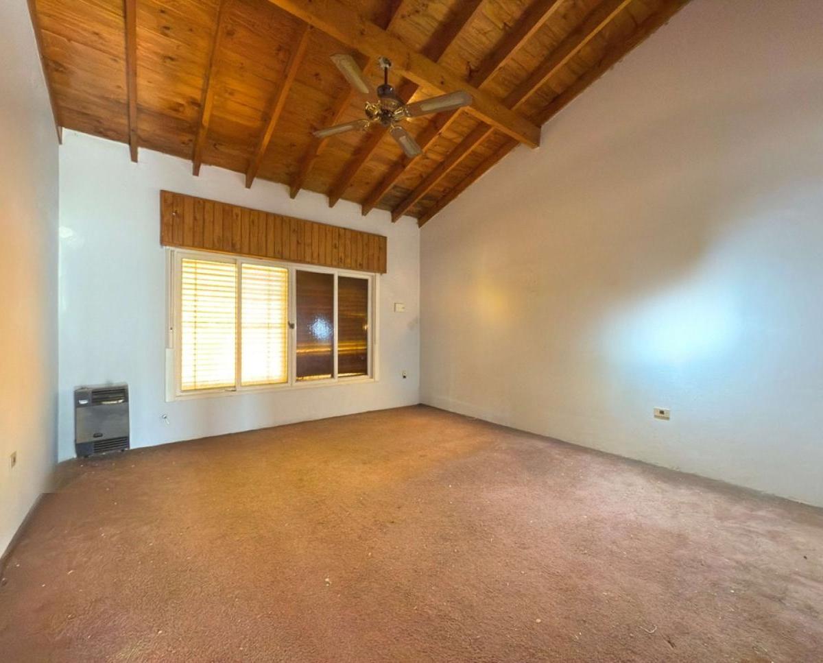 Chalet de 4 Ambientes con Parque y Garage 3