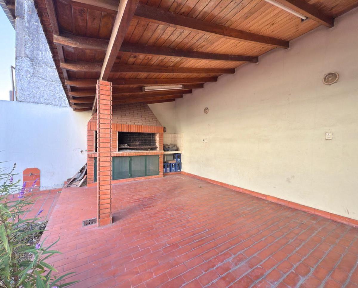 Chalet de 4 Ambientes con Parque y Garage 5