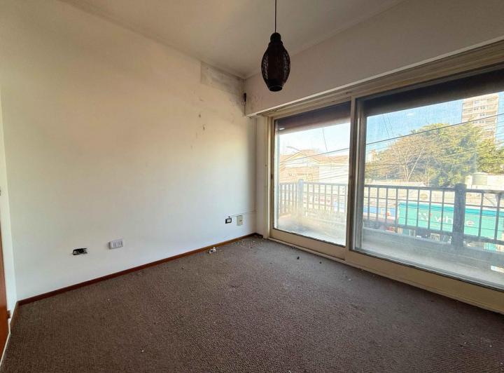 Departamento de 4 ambientes con balcon y 2 patios 4