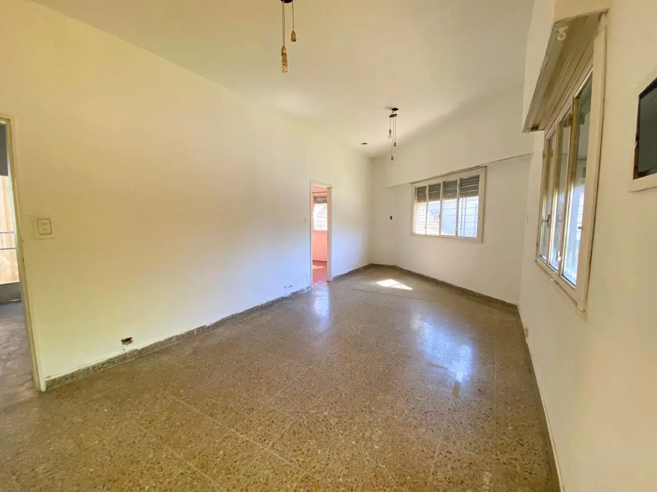 Casa de 4 ambientes con patio y cochera 5