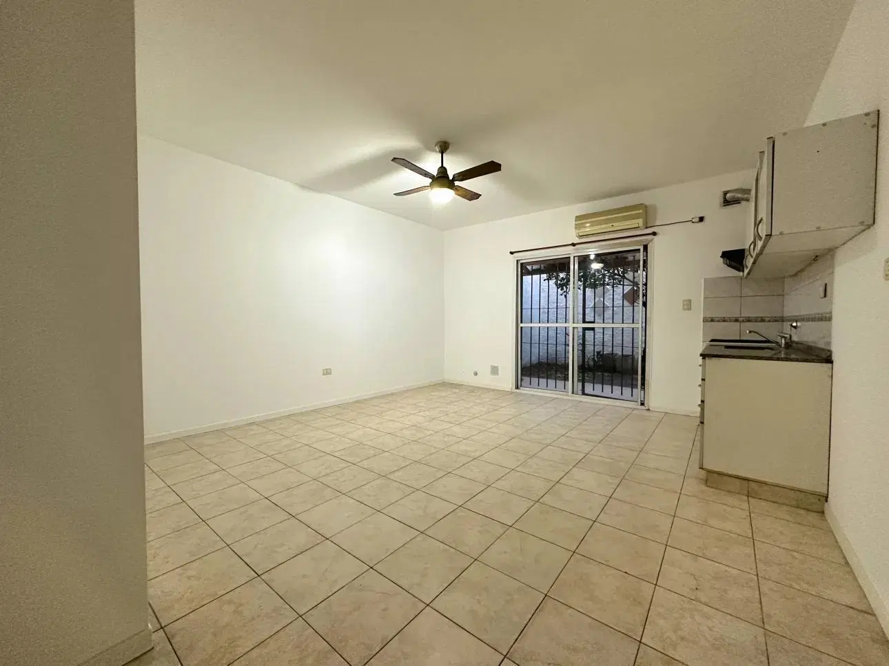 Departamento de 2 ambientes con jardin y cochera 3