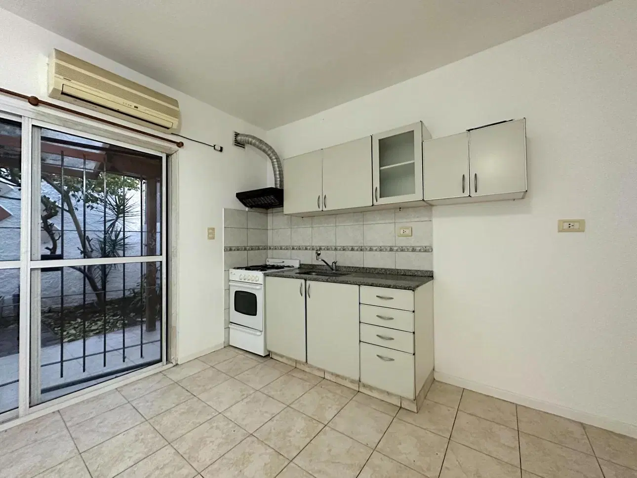 Departamento de 2 ambientes con jardin y cochera 4