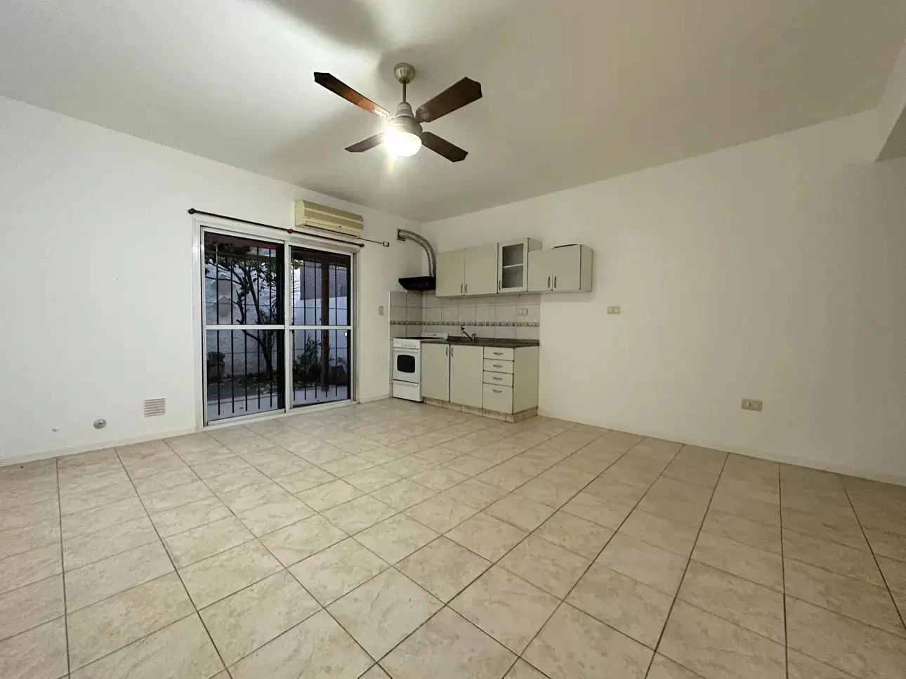 Departamento de 2 ambientes con jardin y cochera 2