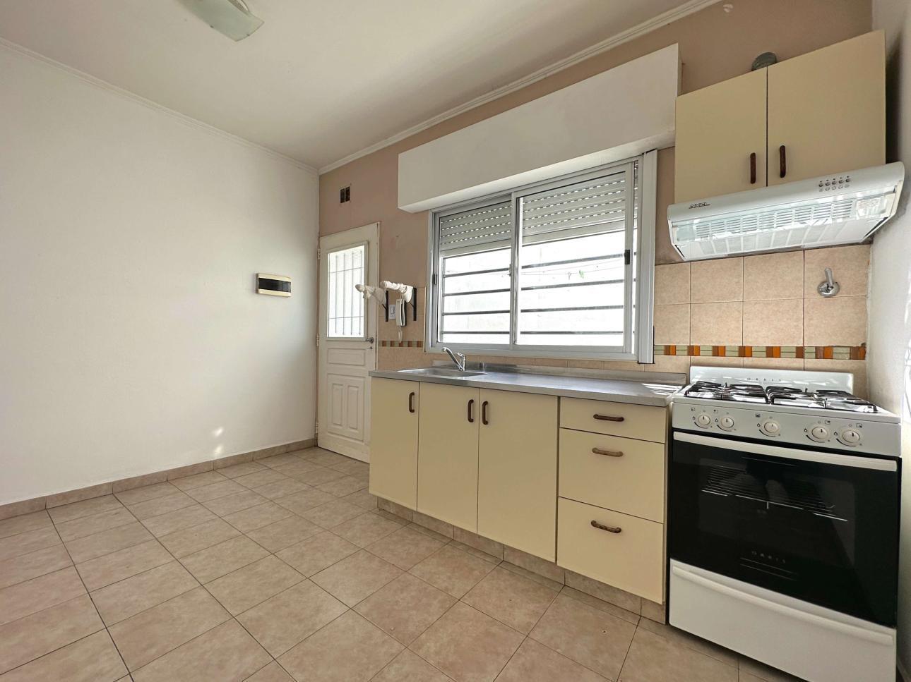 Triplex de 4 ambientes con patio