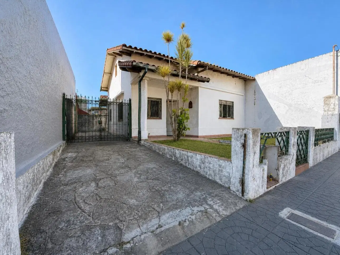 Chalet de 4 ambientes con patio y cochera pasante 2