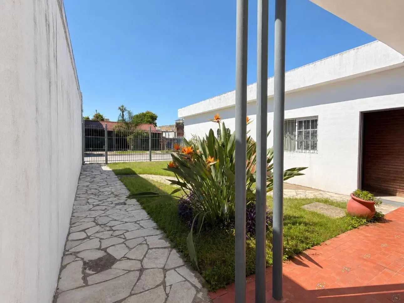 Casa de 3 ambientes con parque y garage 3