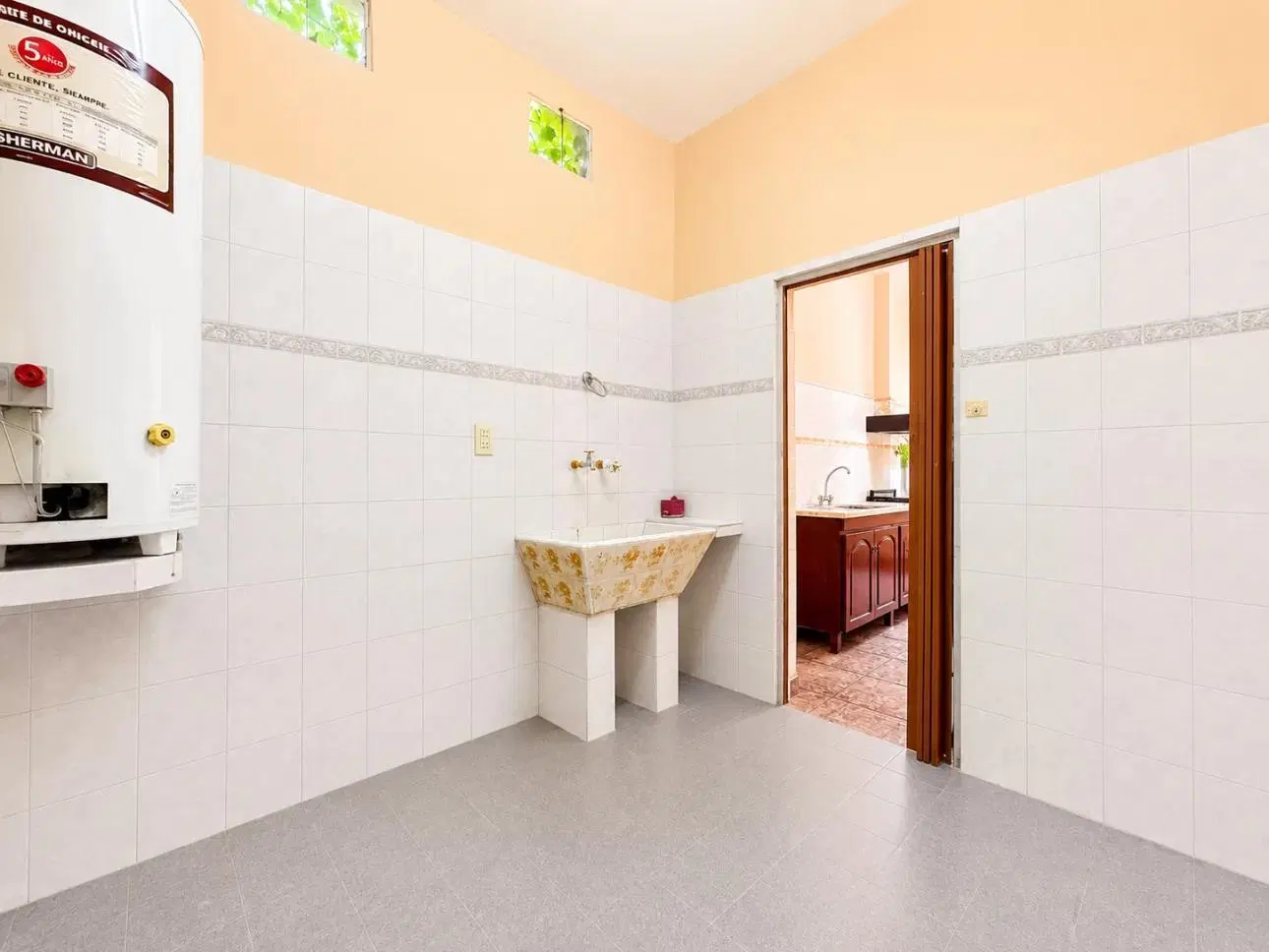Casa de 4 ambientes con patio, quincho y cochera pasante 5