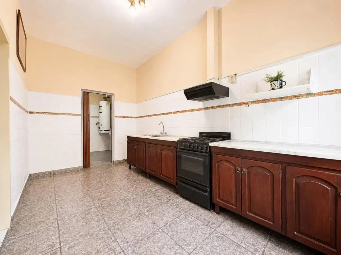 Casa de 4 ambientes con patio, quincho y cochera pasante 2