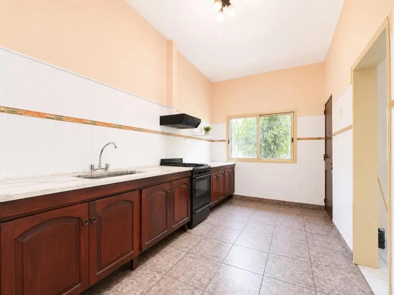 Casa de 4 ambientes con patio, quincho y cochera pasante 4