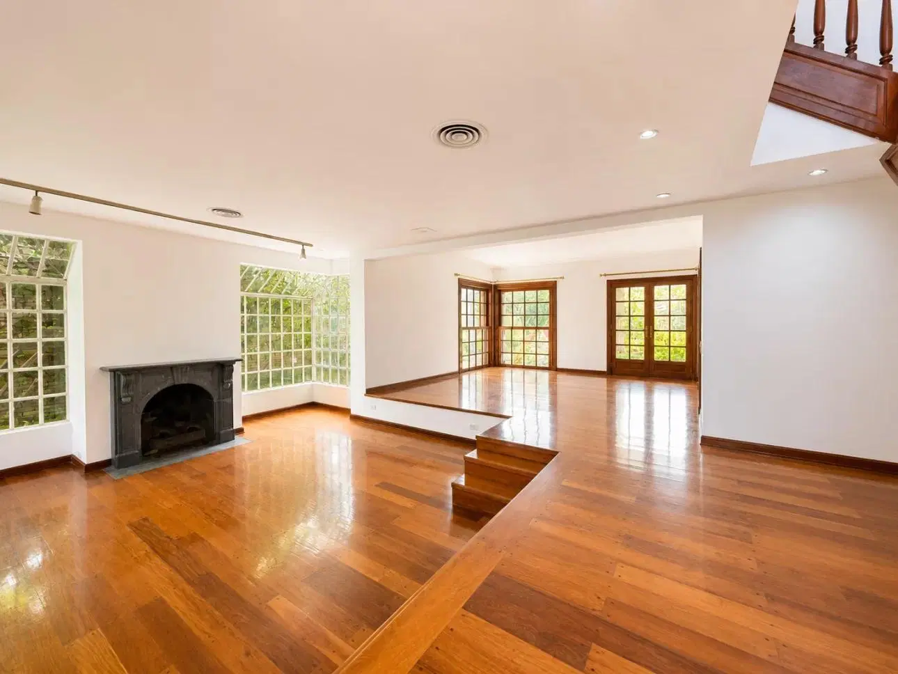 Chalet de 7 ambientes con parque, piscina y cocheras 3