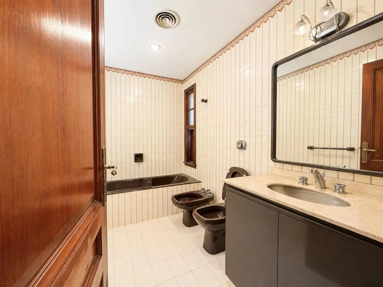Chalet de 7 ambientes con parque, piscina y cocheras 8