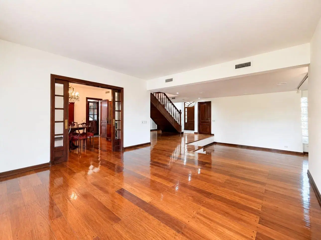Chalet de 7 ambientes con parque, piscina y cocheras 2