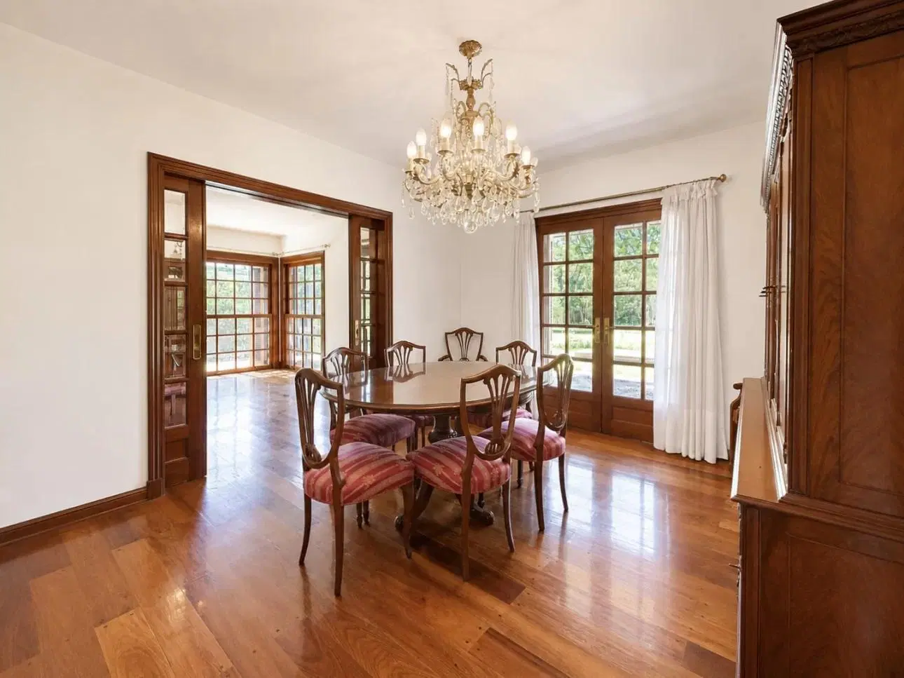 Chalet de 7 ambientes con parque, piscina y cocheras 4
