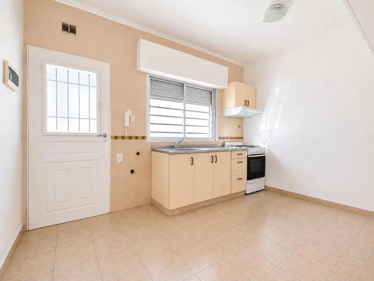 Triplex de 4 ambientes con patio 1