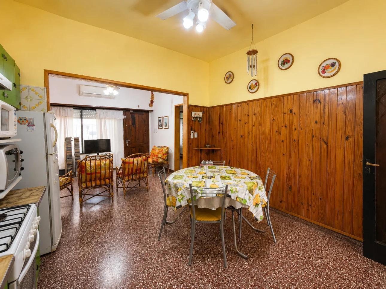 Foto de Casa de 3 ambientes con patio y cochera pasante, imagen 1