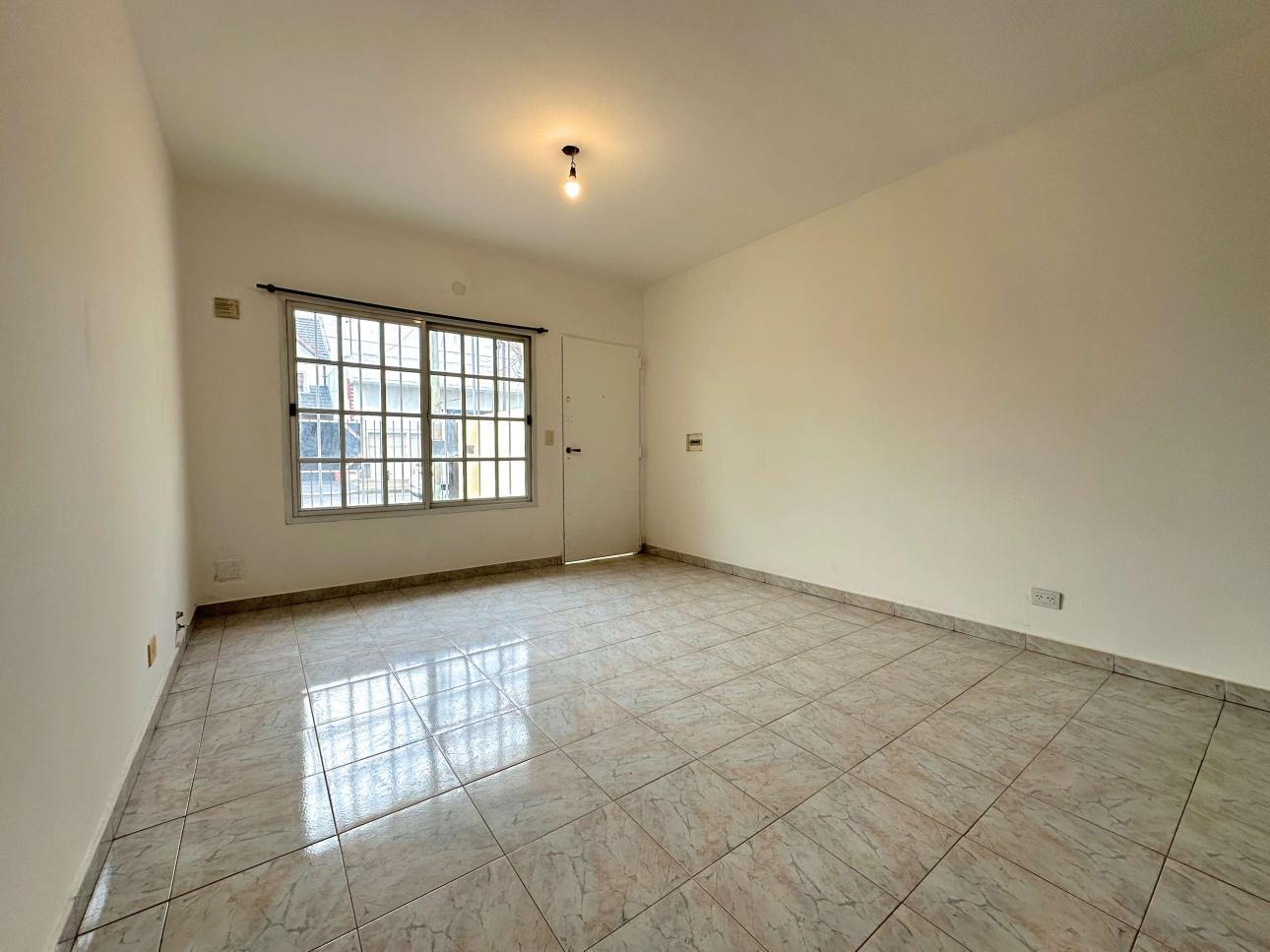 Foto de Duplex de 3 ambientes con jardin y cochera, imagen 3