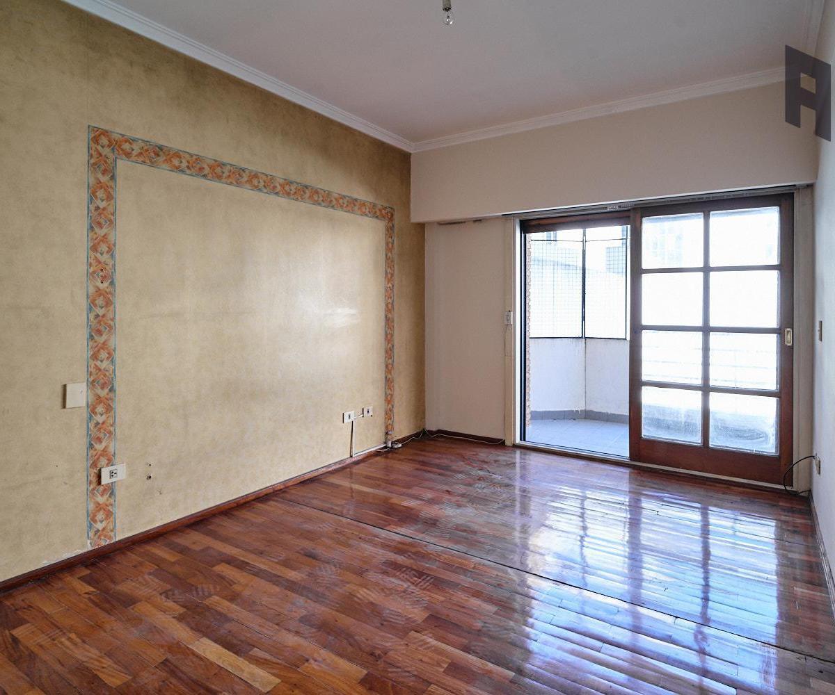 Venta Espectacular Piso, 5 Ambientes, 2 Cocheras, Baulera, Doble Balcón y Patio en Caballito 2