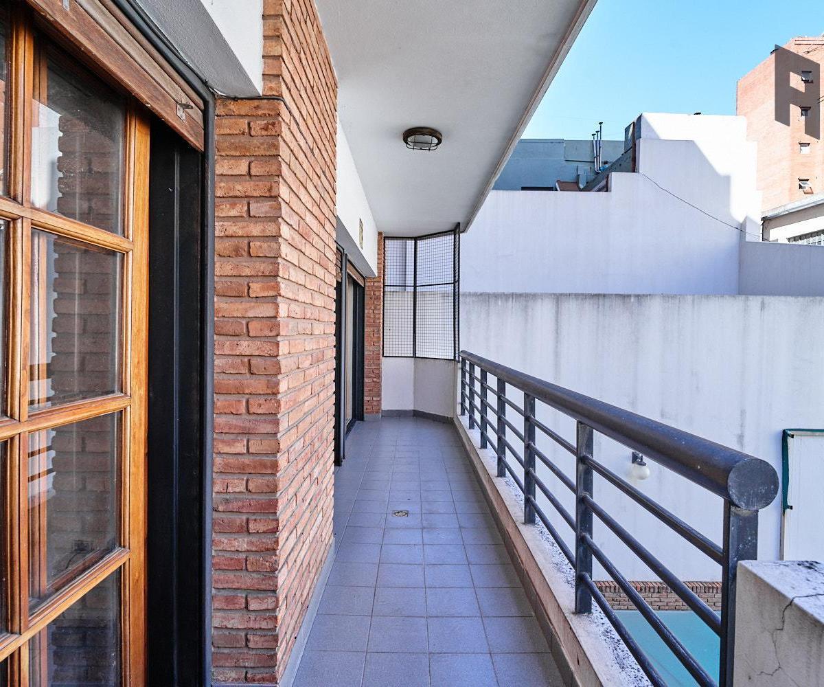 Venta Espectacular Piso, 5 Ambientes, 2 Cocheras, Baulera, Doble Balcón y Patio en Caballito 3
