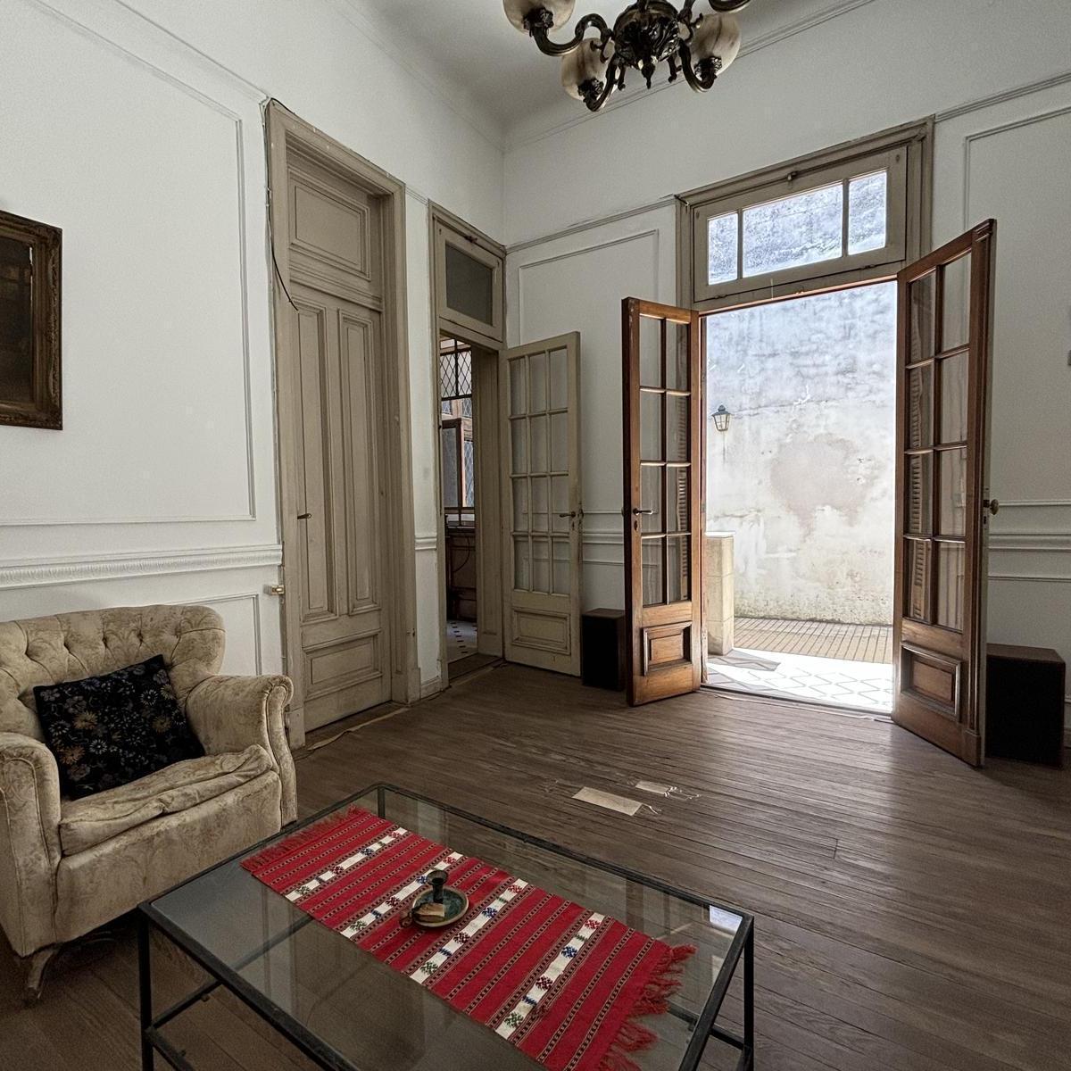 Venta Casa 4 Ambientes en Parque Chacabuco con Parque y Cochera 2